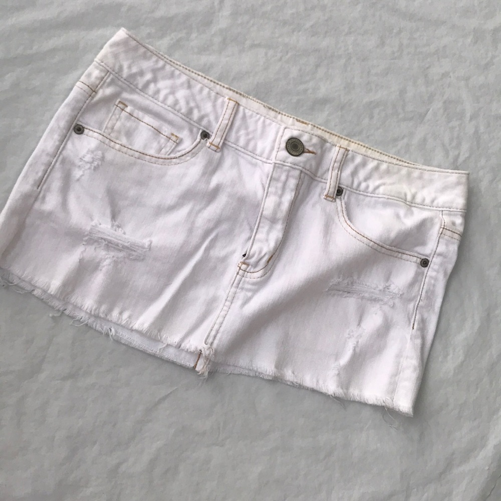 American Eagle White Denim Distressed Skirt Size 6 - Picture 2 of 7